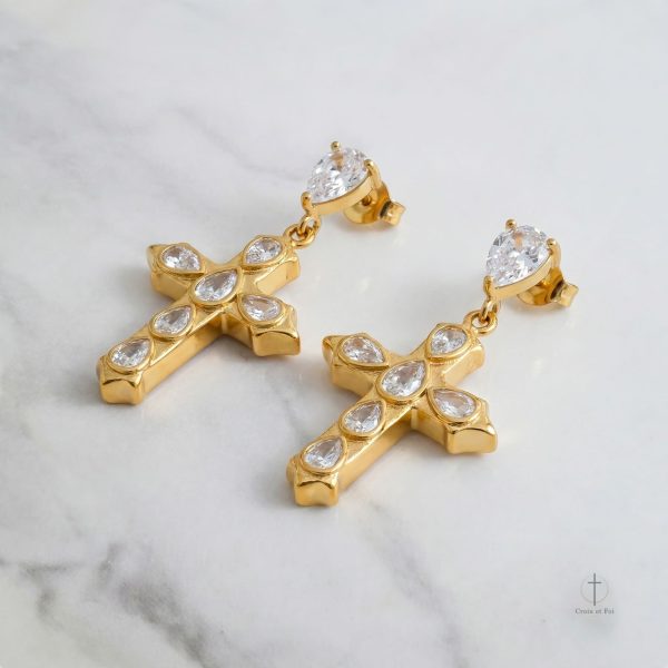 Bijoux dorés croisés pour un style audacieux
