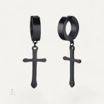 Accessoire chic : boucles d'oreilles croix stylées et modernes