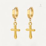 Boucles d'oreilles croix torsadées au design élégant