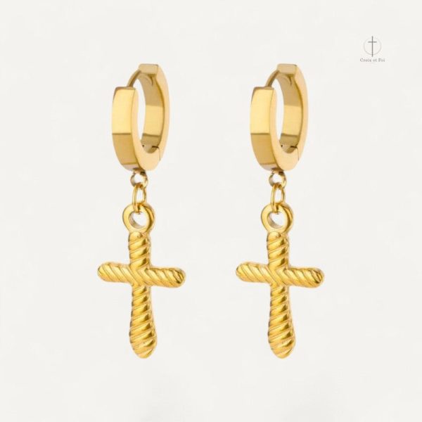 boucles-oreilles-croix-torsadee-1 Boucles d'oreilles croix torsadées au design élégant