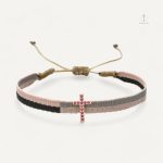 Bracelet avec breloque croix au style boho