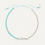 Bracelet perlé avec breloques et croix argentée