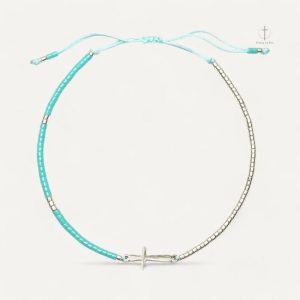 Bracelet perlé avec breloques et croix argentée