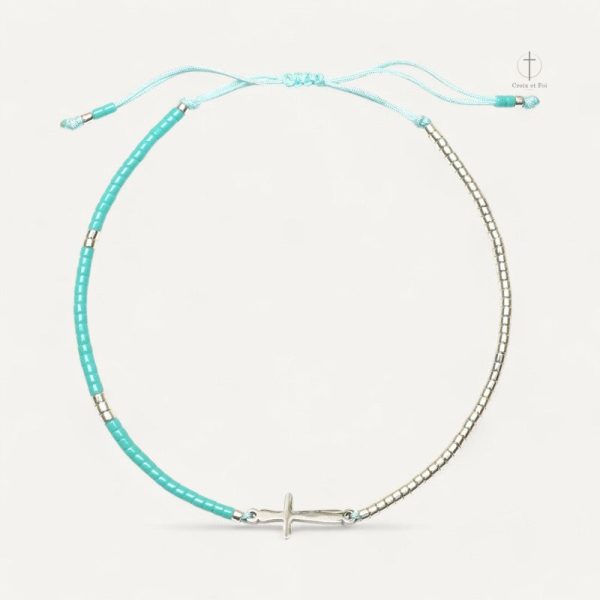 Bracelet perlé avec breloques et croix argentée