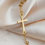Bracelet croix délicat en finition dorée