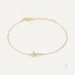 Accessoire tendance : bracelet croix ajustable pour tous