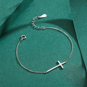 Bracelet en argent avec motif de croix, accessoire féminin chic