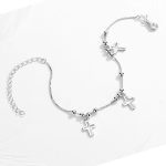 Bracelet argenté à triple croix élégante