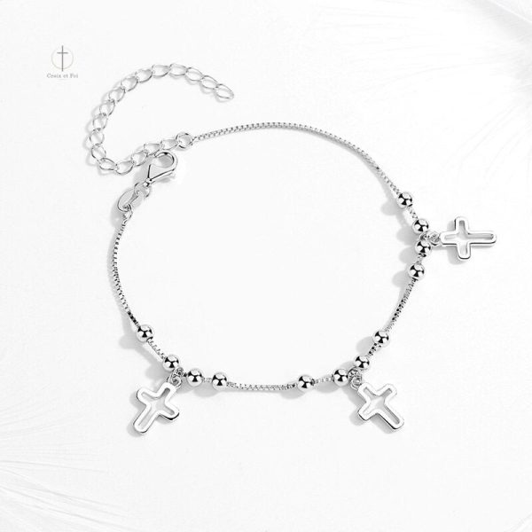 Accessoire en argent avec croix stylisée