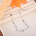 Accessoire en croix au design raffiné