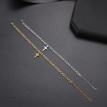 Bracelet avec motif de croix, idéal pour un look quotidien