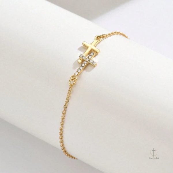 Bracelet croix doré, parfait pour une touche de brillance
