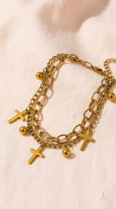 Bracelet multi-rangs avec croix dorée, style contemporain