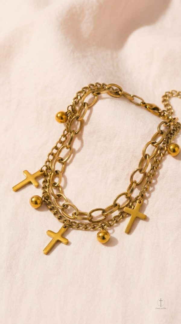 Bracelet multi-rangs avec croix dorée, style contemporain