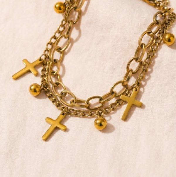 Bracelet doré avec croix, look moderne et stylé