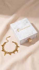 Bracelet Croix doré, accessoire essentiel pour toutes occasions
