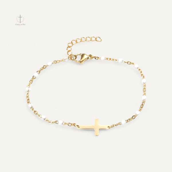 bracelet-croix-dore-perles-1 Bracelet croix doré avec perles élégantes