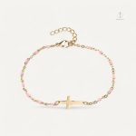 Bracelet croix doré, un bijou avec des perles uniques