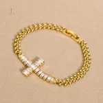 Bracelet croix en métal doré avec zircon