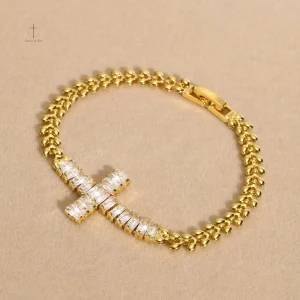 Bracelet croix en métal doré avec zircon