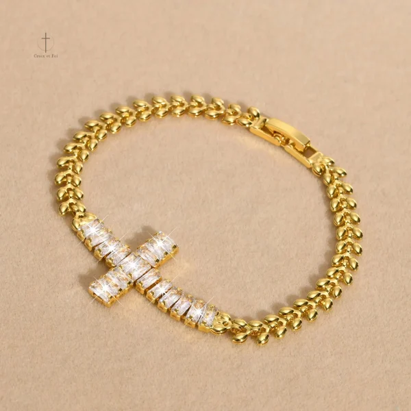 Bracelet croix en métal doré avec zircon