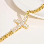 Accessoire mode croix avec pierre zirconium