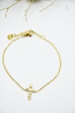 Bracelet croix chic, finition dorée, accessoire tendance