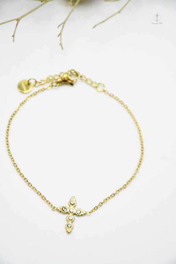Bracelet croix chic, finition dorée, accessoire tendance