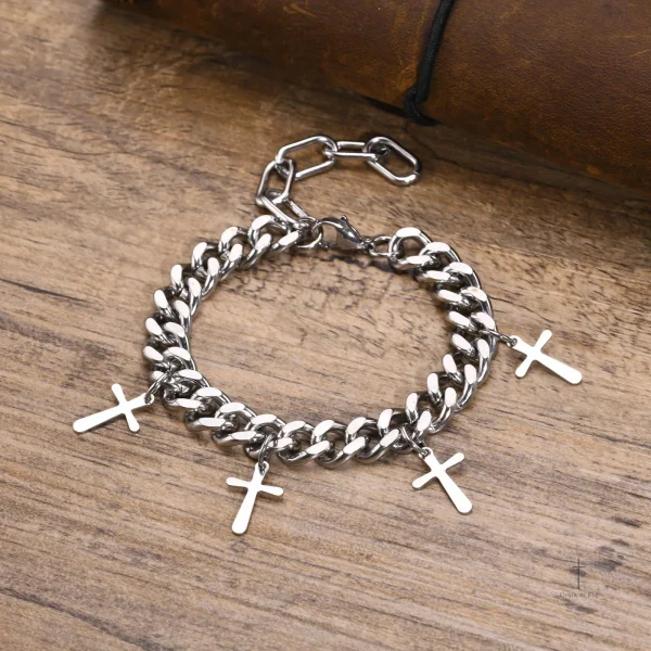 Bracelet stylé avec motif de croix éclatant