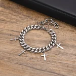 Accessoire tendance, bracelet croix en finition éclatante