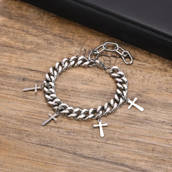 Accessoire tendance, bracelet croix en finition éclatante
