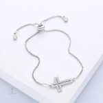 Accessoire en croix raffiné pour un style moderne