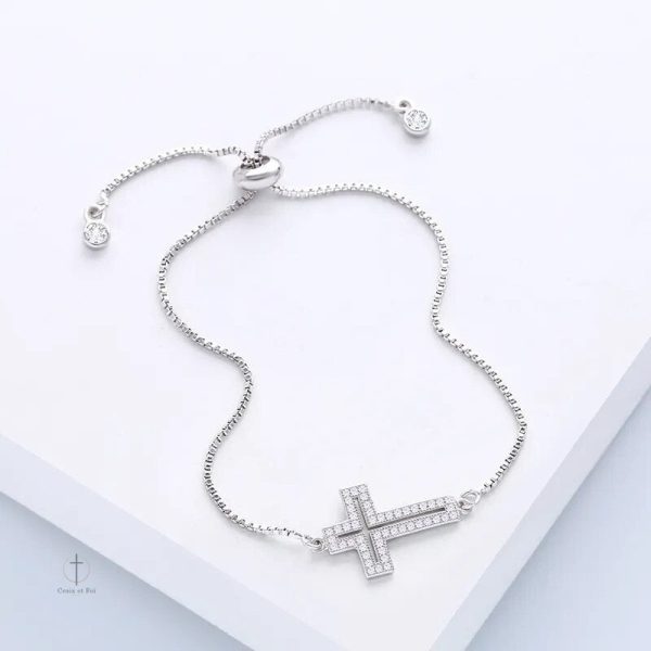Accessoire en croix raffiné pour un style moderne