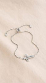 Élégance intemporelle avec ce bracelet en croix