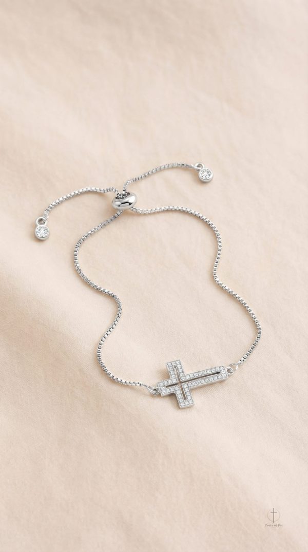 Élégance intemporelle avec ce bracelet en croix
