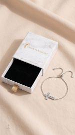 Style unique avec ce bracelet Croix minimaliste