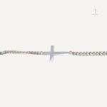 Accessoire élégant en acier, style croix