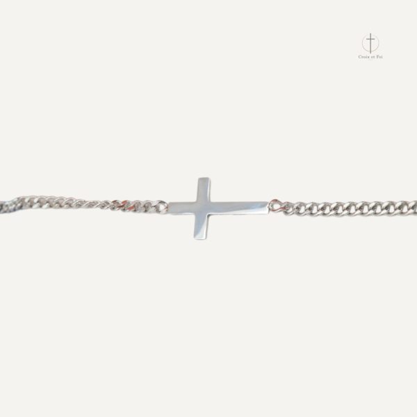 Accessoire élégant en acier, style croix