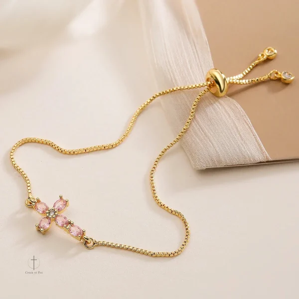 Élégant bracelet croix, ajout subtil à votre tenue