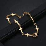 Bracelet avec motif croix, finition en acier
