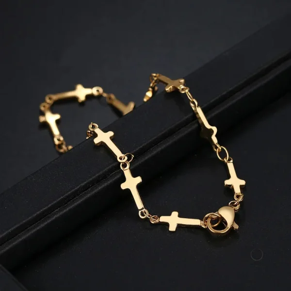 Bracelet avec motif croix, finition en acier