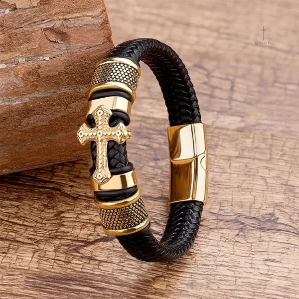 Bracelet en cuir avec croix dorée pour homme