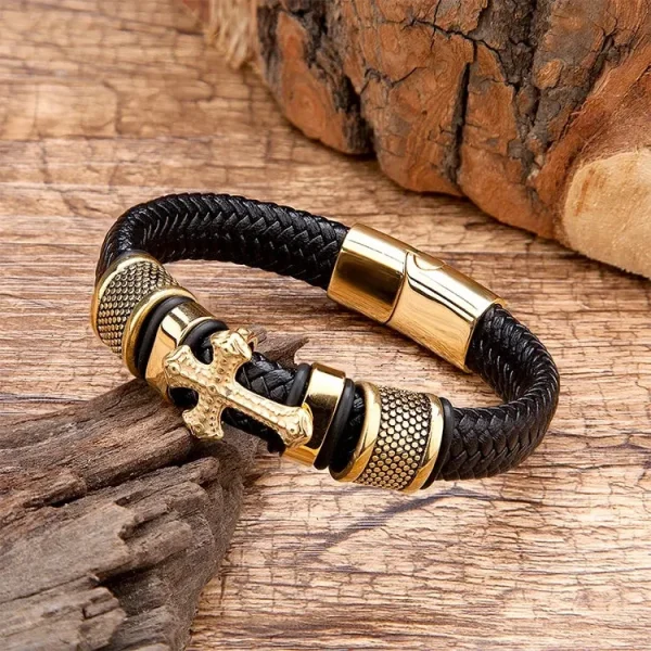 Bijou homme en cuir, design croix dorée
