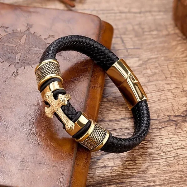 Bracelet tendance en cuir avec croix dorée masculine