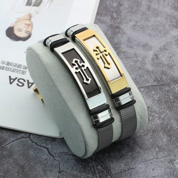 Accessoire homme : bracelet croix au design robuste