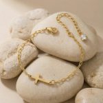 Bracelet or croisé, symbole de foi et de style