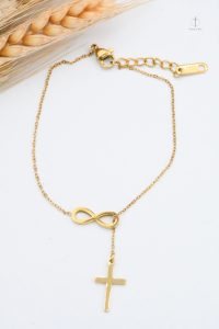 Bracelet tendance avec croix et motif infini distinctif