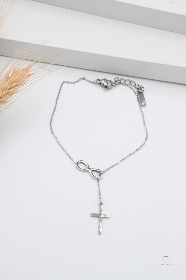 Bijou moderne : bracelet croix et symbole intemporel infini