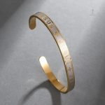 Bracelet jonc avec motif croix, accessoire tendance