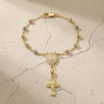 Élégant bracelet Croix avec médaille en plusieurs couleurs